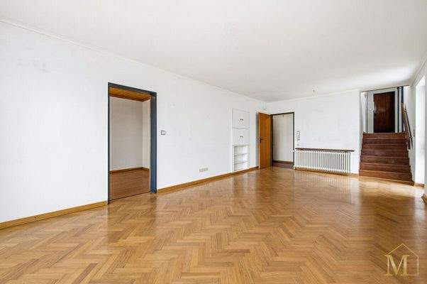 Wohnzimmer mit Balkonzugang WE 2