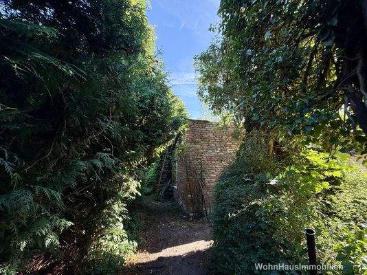 Durchgang zum Nebengebäude