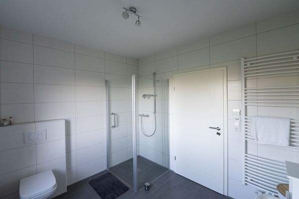 modernes Badezimmer mit ebenerdiger Dusche (2)