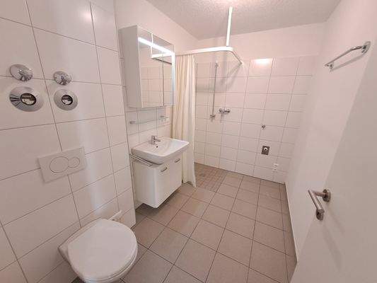 10_Bad Richtung Dusche.jpg