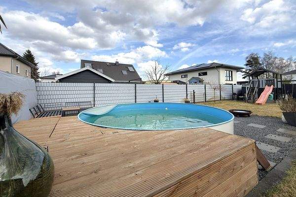 Stahlwandpool mit Holzliegefläche