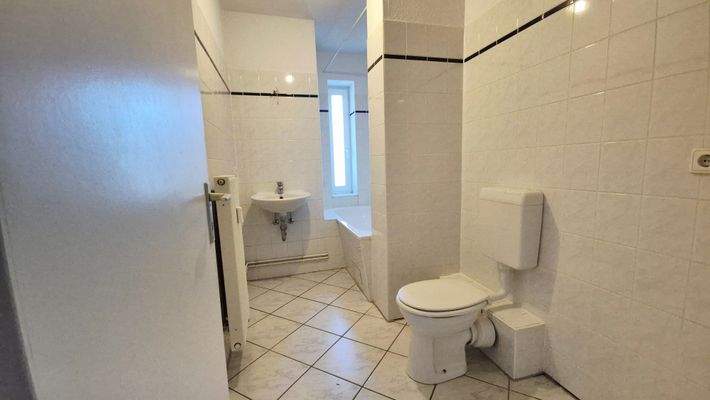 Wannenbad mit Fenster.jpg