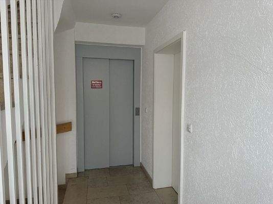 Hausflur mit Aufzug