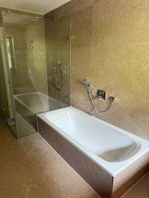 Dusche und Badewanne