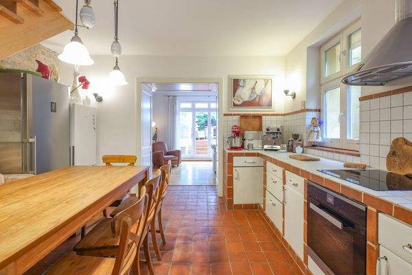 Küche mit Blick zum Wohnzimmer.jpg