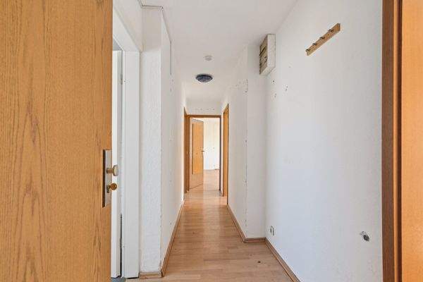 Blick vom Wohnungseingang in den länglichen Flur