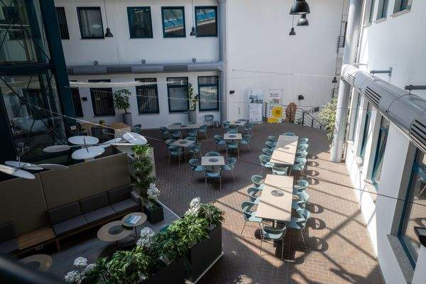 Cafeteria im Gebäude