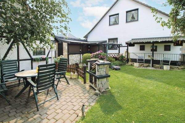 Nebengebäude und Bar