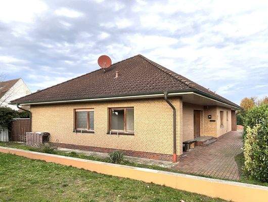 Seitenansicht, Haupteingang unter Dachüberstand