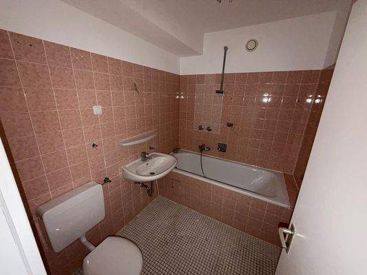 Rosa Badezimmer mit Wanne