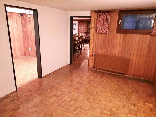Kellergeschoss - Diele - Blick zum Partyraum