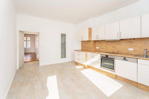 Große Wohnküche mit Einbauküche