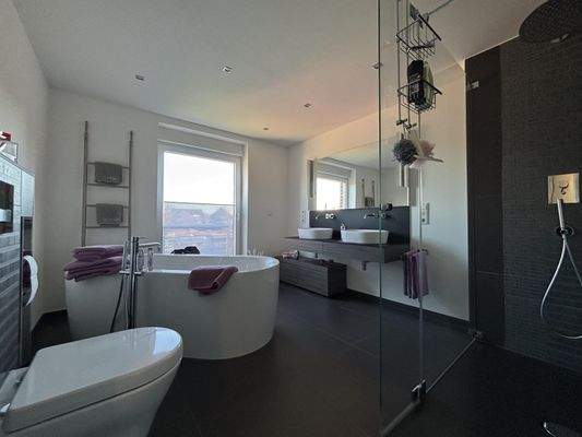 Badezimmer OG (Weitwinkel)