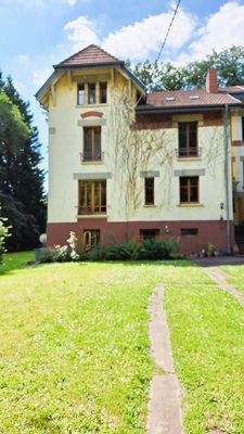 Haus umgeben von einem Garten