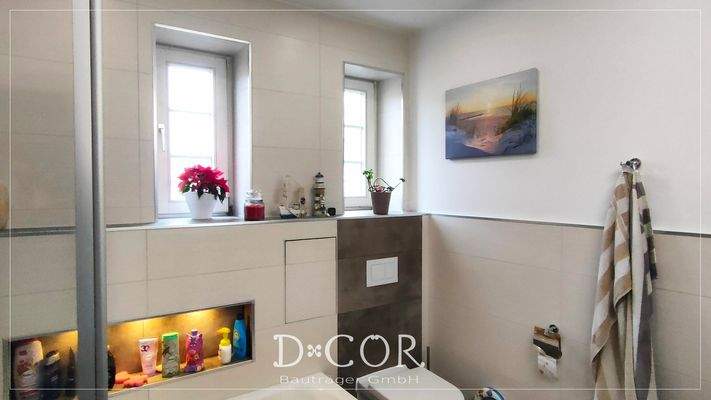 elegantes, helles Tageslichtbad