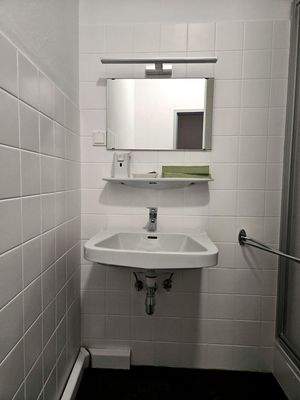 Duschmöglichkeit und Hände-Waschbecken