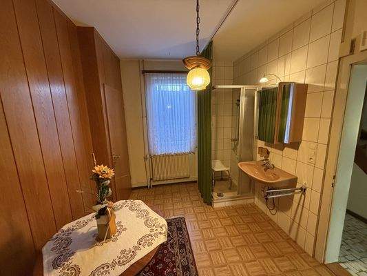 Dusche im Zimmer - kein Bad vorhanden