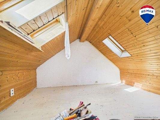 RE/MAX Immobilien DeLux Einfamilienhaus Niederlosheim Dachgeschoss