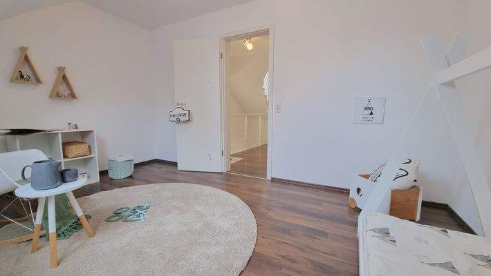 Kinderzimmer mit Blick in den Flur