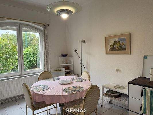 Küche mit Abstellraum