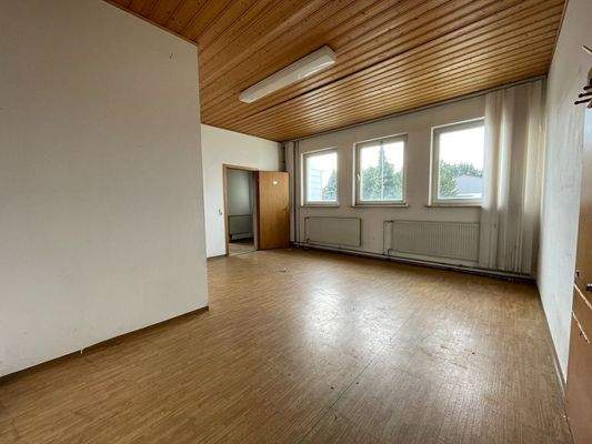 Büro links (mit Küchenanschlüsse)