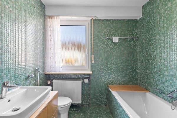 Badewanne und separater Duschkabine