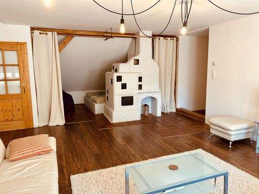 Wohnzimmerblick auf Kachelofen