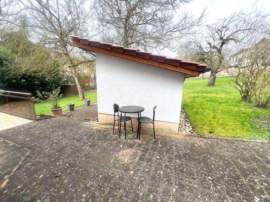 Terrassenbereich und Gartenhaus