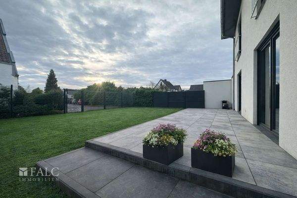 „Eine prachtvolle, großzügige Terrasse – eine wahre Wohltat für Ihre Seele mit visueller Rasenfläsche“