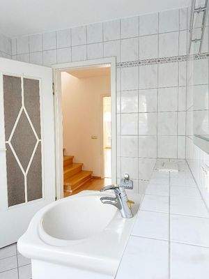 Tageslichtbad mit Blick Richtung Flurbereich