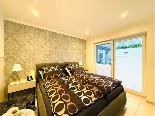 Schlafzimmer mit Zugang zur Terrasse