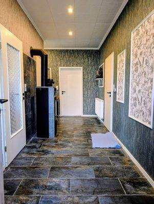 einladender Flur mit Kaminofen im Erdgeschoss