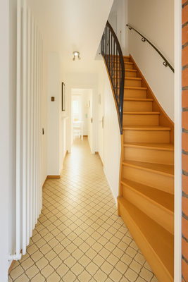 Heller Eingangsbereich mit Treppe ins Obergeschoss