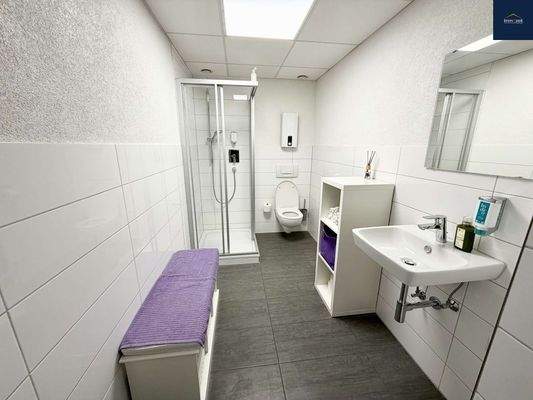 Damen-WC mit Dusche (EG)