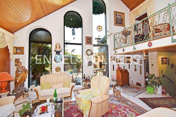 Wohnzimmer mit Galerie und Zugang zur Terrasse