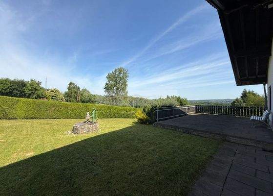 Einfamilienhaus mit großem Garten und Brunnen