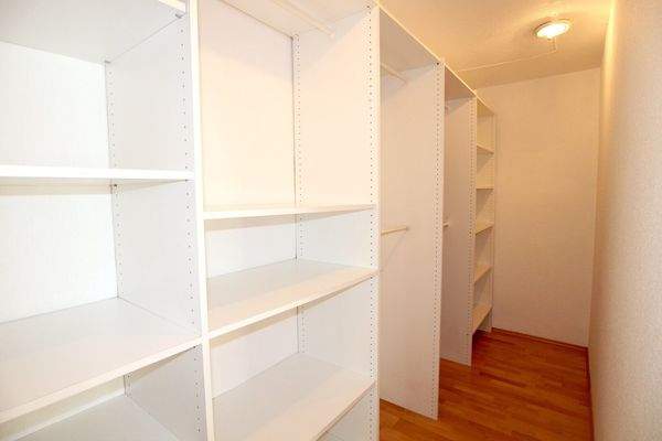 BEGEHBARER SCHRANK