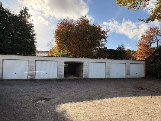 Im hinteren Grundstücksbereich - sechs Garagen 