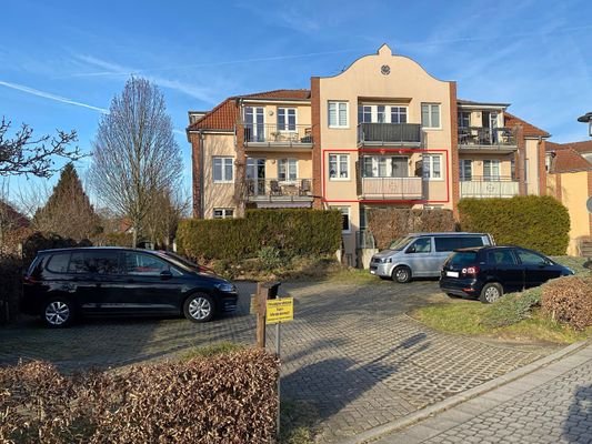 MFH Rückseite mit Parkplatz