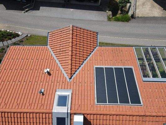 Solarthermie und Glasdach über dem Balkon