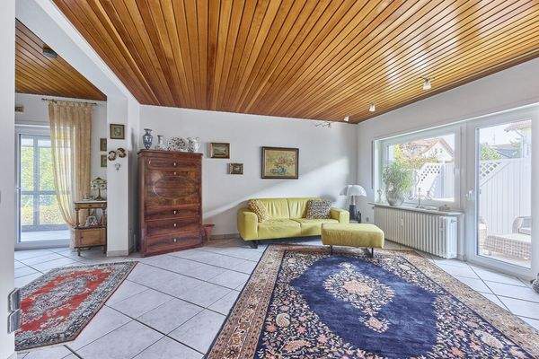 Offenes Wohnzimmer mit Zugang Terrasse Erdgeschoss