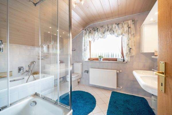 Innen OG Badezimmer 1