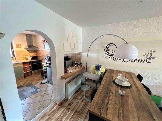 Essbereich mit Zugang zur Küche