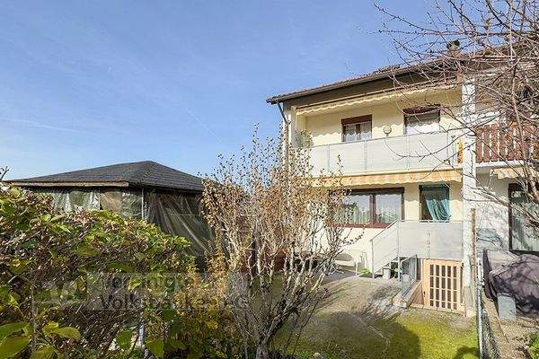 Aussenansicht mit Gartenhäuschen