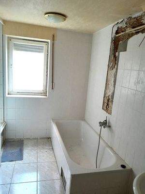 Bad mit Dusche und Wanne