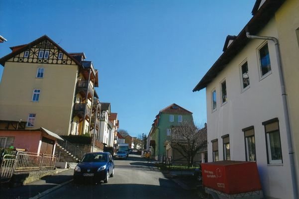 Straßenpanorama mit Wohnhaus