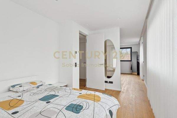 Haus 2:Schlazimmer mit Übergang in weiteres Zimmer OG_CENTURY