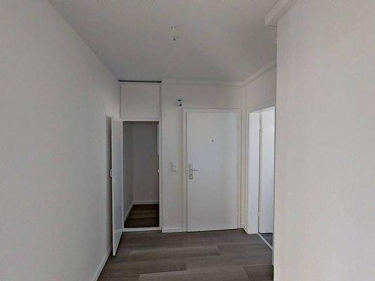 Ansicht II: Flur mit Einbauschrank