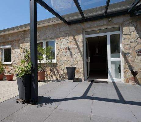 großzügiger, überdachter Eingangsbereich