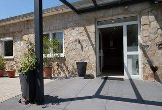 großzügiger, überdachter Eingangsbereich